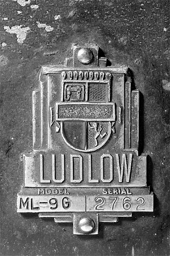 Plaque signalétique et logotype de la société Ludlow.