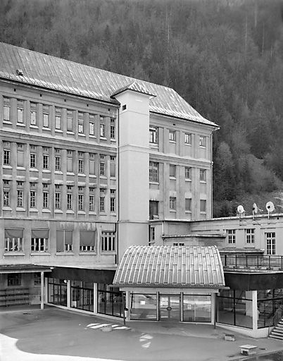 Bâtiment D (extrémité sud de la façade sur la cour) et cafétéria, avant restauration.