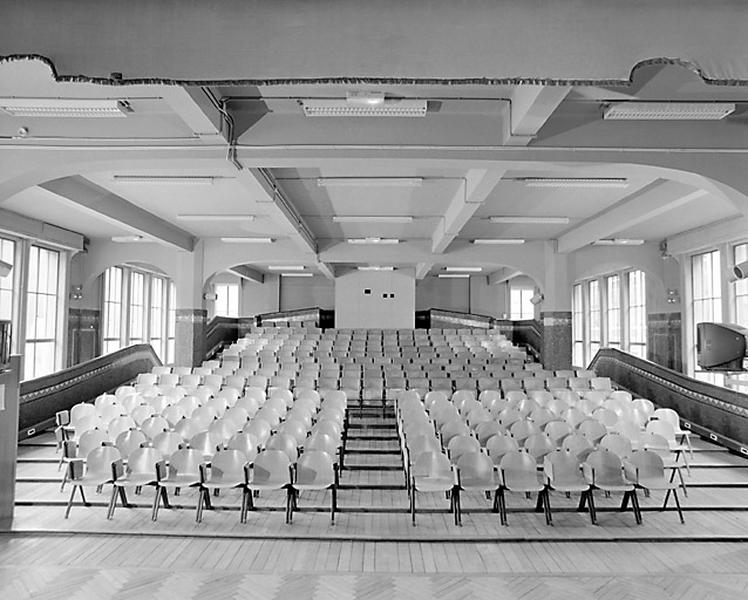 Bâtiment B : le grand amphithéâtre (1er étage), depuis la scène.