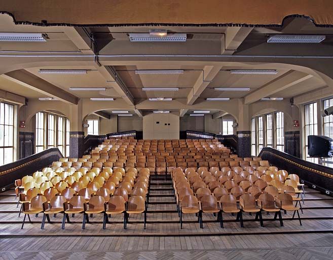 Bâtiment B : le grand amphithéâtre (1er étage), depuis la scène.