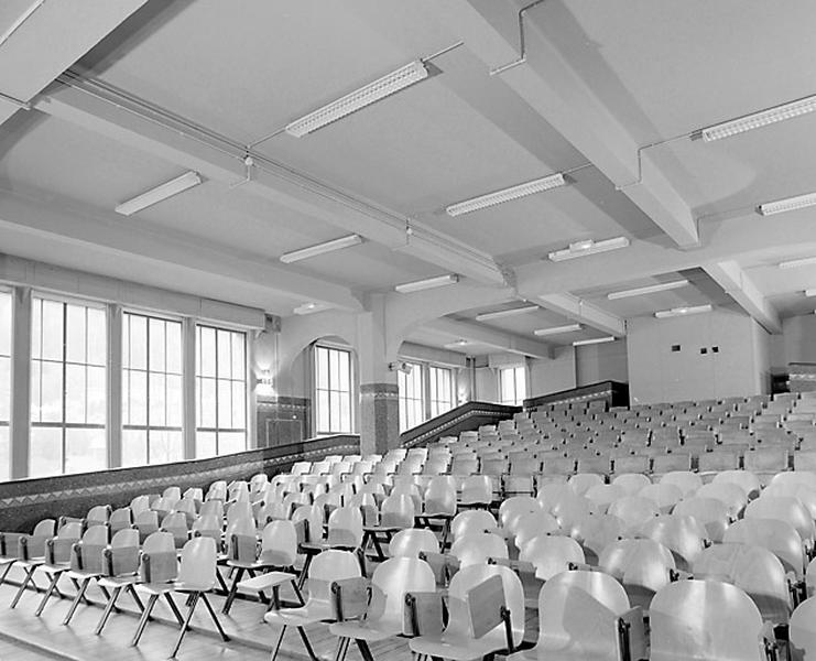 Bâtiment B : le grand amphithéâtre, de trois quarts.