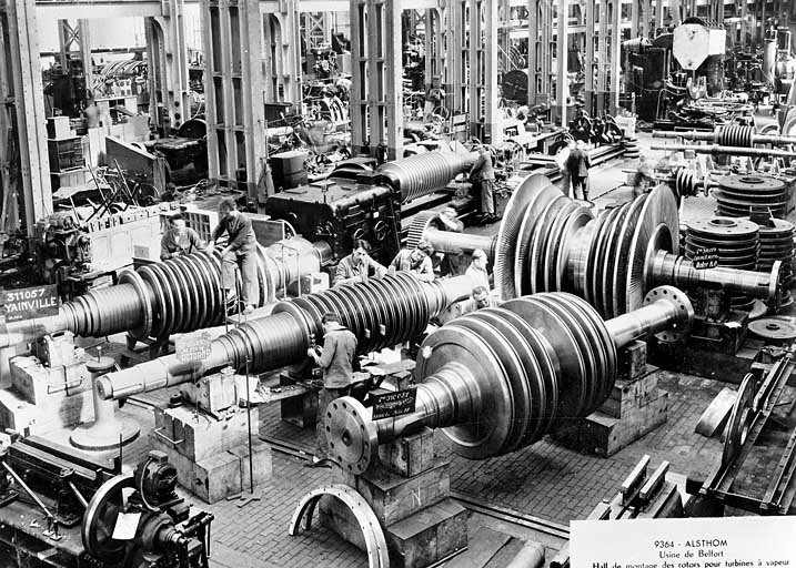 Hall de montage des rotors pour turbines à vapeur [de l'usine de la société Alsthom]. S.d. [vers 1960].