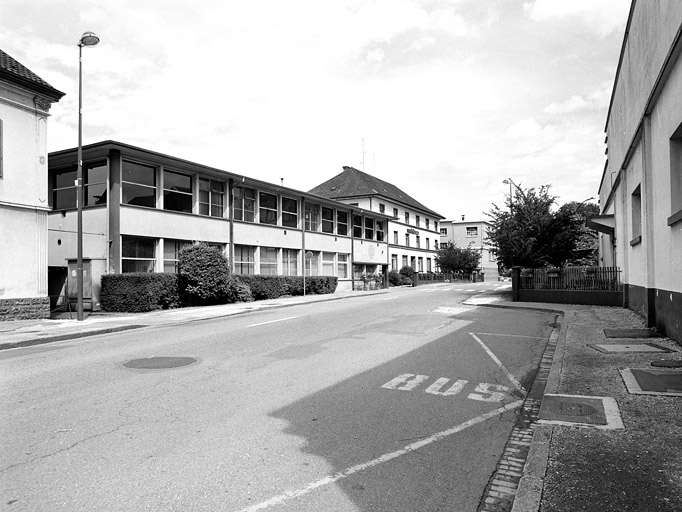 Façades sur rue de bâtiments administratifs.