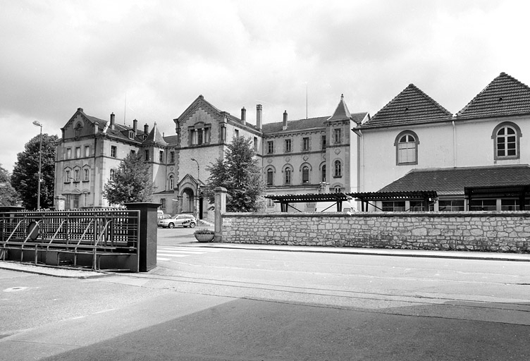 Bâtiment administratif (ancien couvent) et laboratoire.