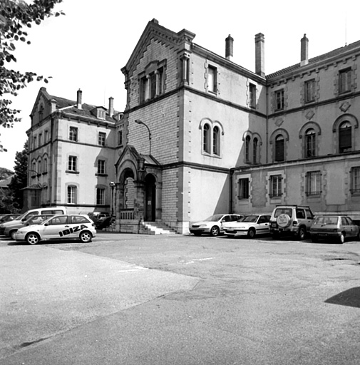 Façade antérieure de l'ancien couvent (actuellement bureaux).