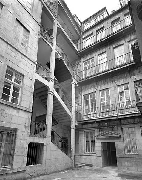 Vue d'ensemble de l'escalier à cage ouverte.