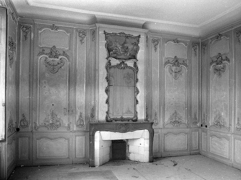 Logis sur cour, intérieur : vue d'ensemble de la cheminée du salon.