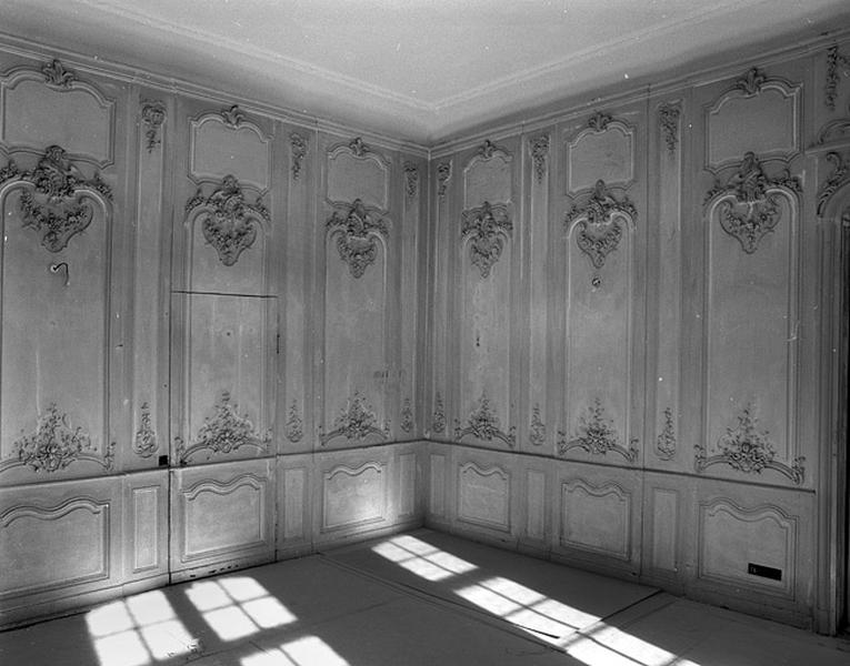 Logis sur cour, intérieur : vue des lambris du salon, de trois quarts.