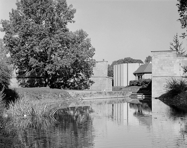 Courtine et chenal, depuis la passerelle de halage au sud.