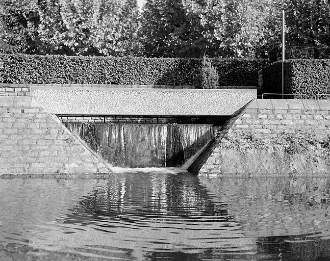 Déversoir à l'extrémité du canal de jardin.