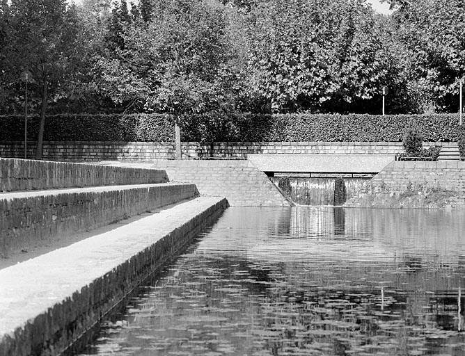 Bassin et extrémité du canal de jardin.