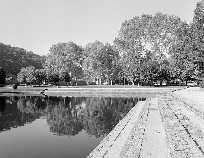 Le bassin et le parc, depuis l'est.