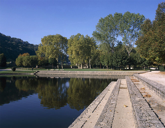 Le bassin et le parc, depuis l'est.