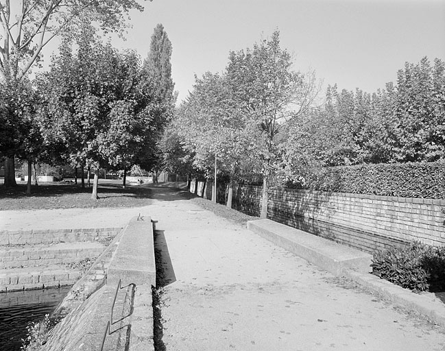 Passerelle enjambant le déversoir et canal de jardin.