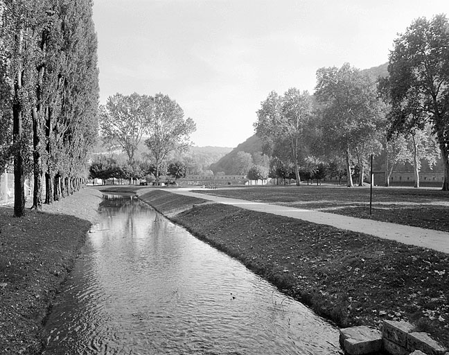 Canal de jardin, depuis la fontaine.