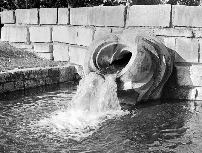 Fontaine de trois quarts droite.