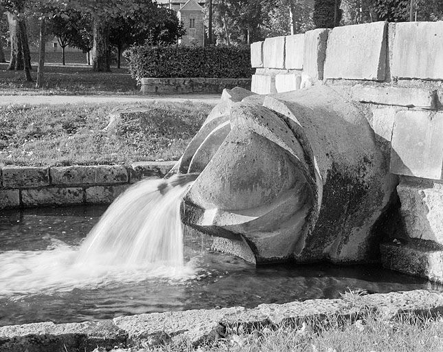 Fontaine de profil, à droite.