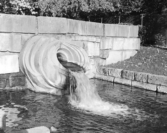 Fontaine de trois quarts gauche.