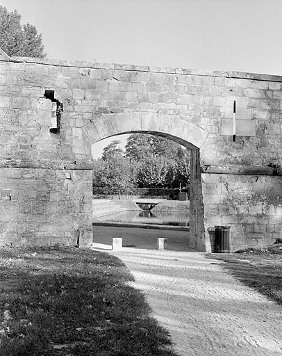 Port de Chamars : bassin et extrémité du canal de jardin depuis l'extérieur de la courtine, vers le Doubs.