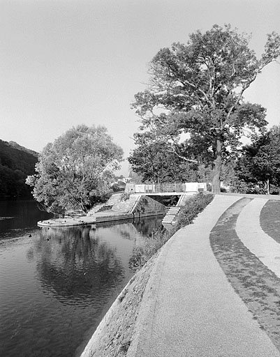 Chemin de halage et débouché du chenal dans le Doubs, depuis l'aval.