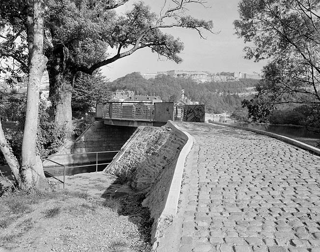 Chemin de halage et passerelle.