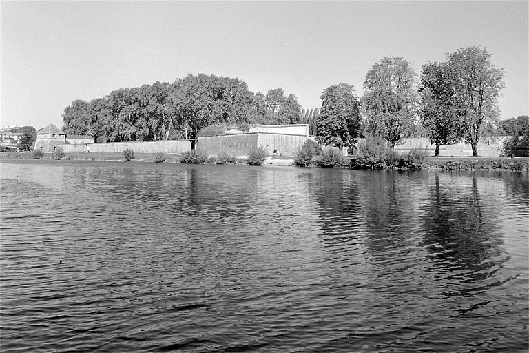 Le Doubs et la courtine de Chamars, depuis la rive droite.