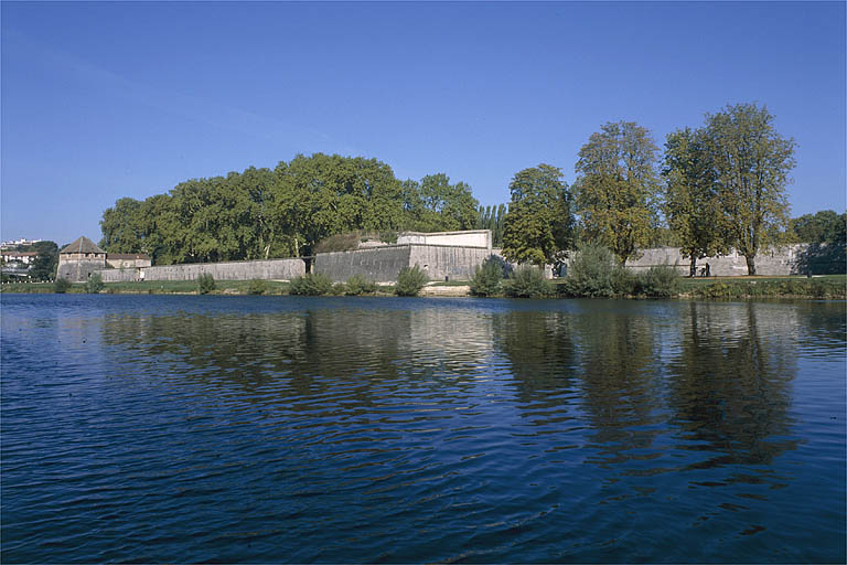 Le Doubs et la courtine de Chamars, depuis la rive droite.