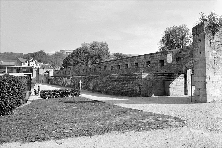 Courtine entre le bassin (à gauche) et le Doubs (à droite).