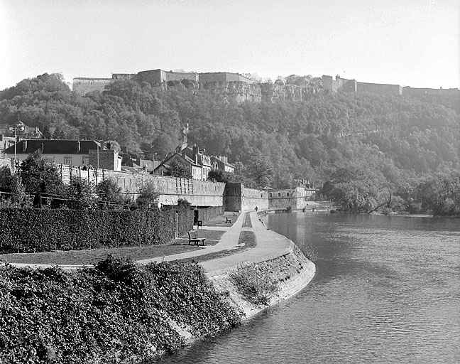 Le Doubs et le chemin de halage en aval du chenal du port de Chamars.