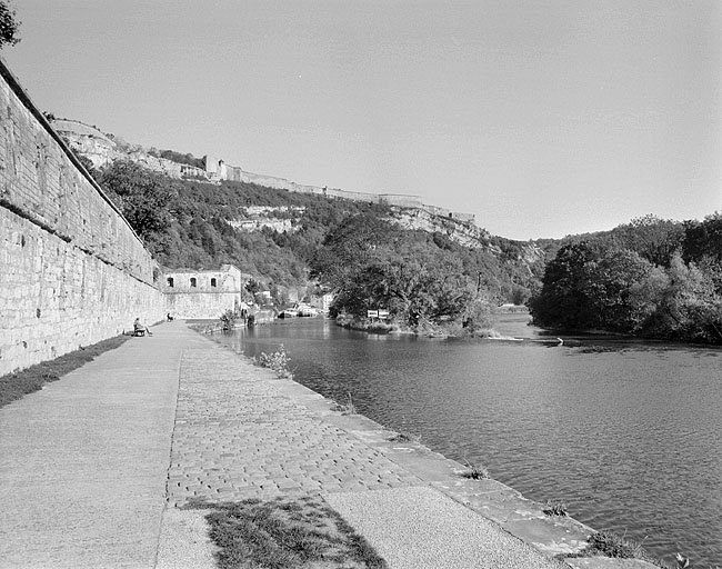 Le Doubs et le chemin de halage en aval de Chamars, entre la guérite double et le bastion Notre-Dame.