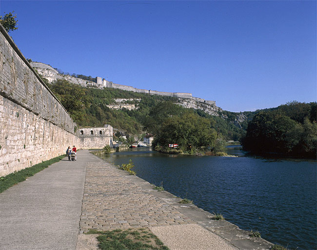 Le Doubs et le chemin de halage en aval de Chamars, entre la guérite double et le bastion Notre-Dame.