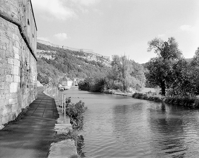 Le Doubs, le chemin de halage et la barrage de Tarragnoz, depuis le bastion Notre-Dame.