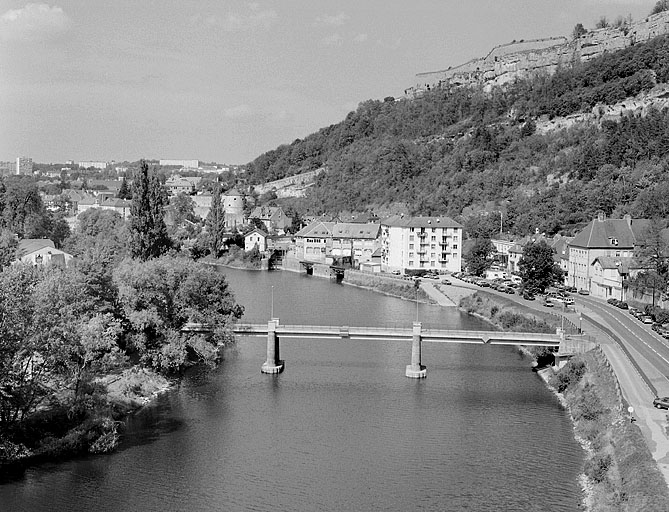 Vue d'ensemble plongeante depuis l'aval.