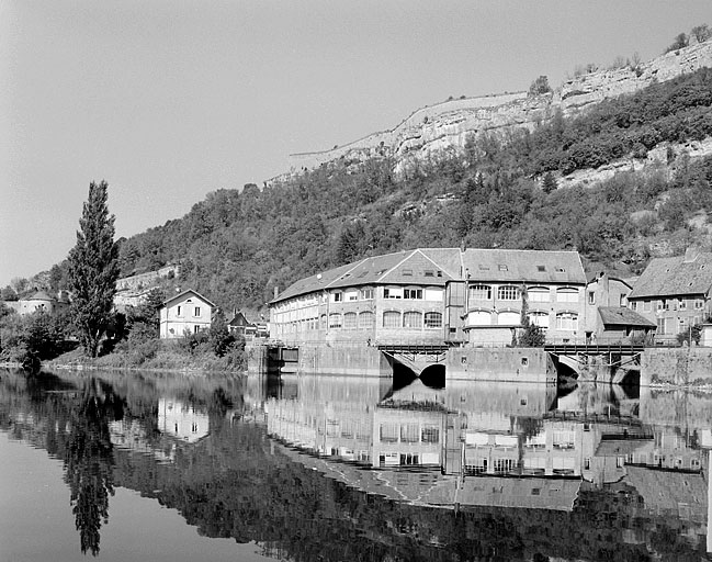 Maison d'éclusier, écluse et usine, depuis la rive gauche en aval.