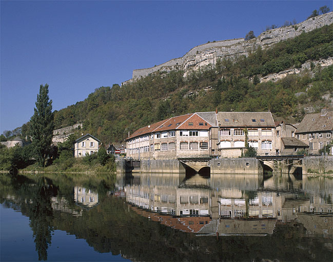 Maison d'éclusier, écluse et usine, depuis la rive gauche en aval.