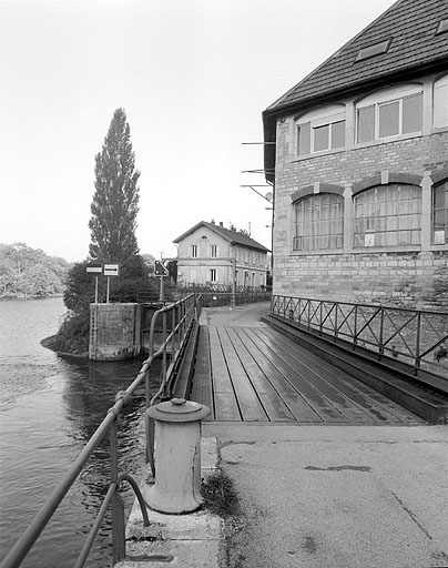 Façades antérieure et latérale gauche, depuis les ponts de halage sur les canaux de fuite de l'usine.