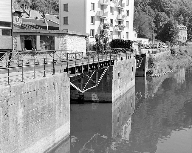 Ponts de halage sur les canaux de fuite de l'usine.