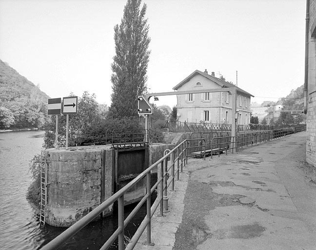 Vue d'ensemble depuis le chemin de halage, en aval.