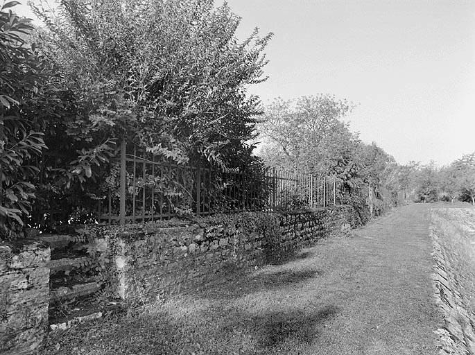 Mur de clôture du jardin, du côté de la gare d'eau.