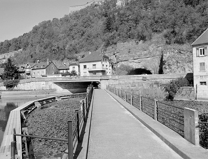 Pont de halage sur le bassin en amont des canaux d'amenée de l'usine, depuis l'écluse n° 51.