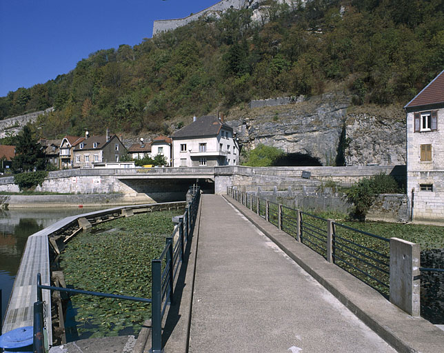 Pont de halage sur le bassin en amont des canaux d'amenée de l'usine, depuis l'écluse n° 51.