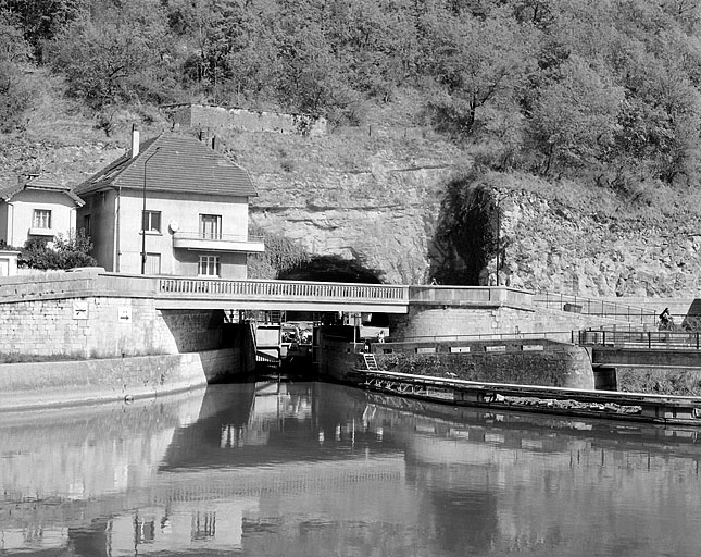 Pont routier, maison d'éclusier, écluse et tunnel.