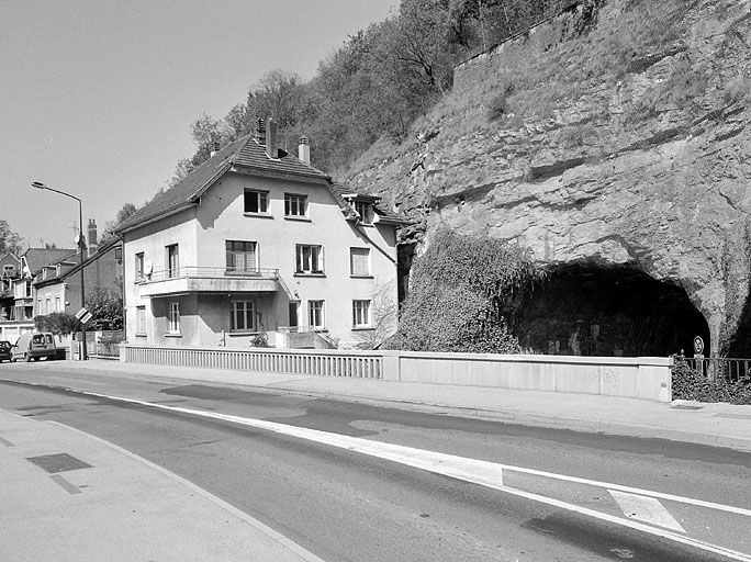 Pont routier et maison d'éclusier.