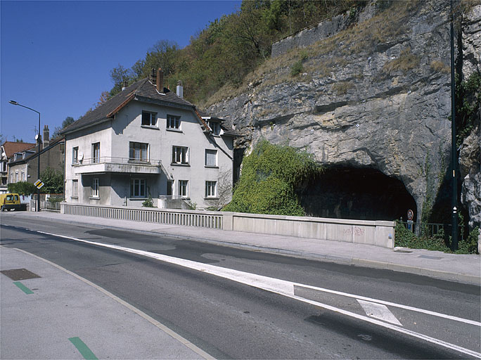 Pont routier et maison d'éclusier.