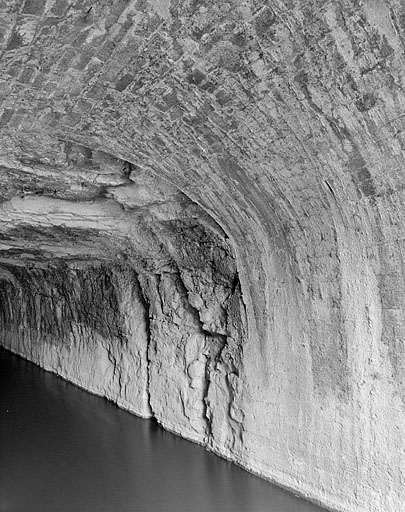 Intérieur vers la tête amont : jonction de la paroi maçonnée et de la roche nue