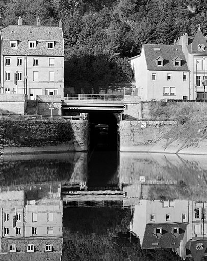 Porte de garde et extrémité amont.