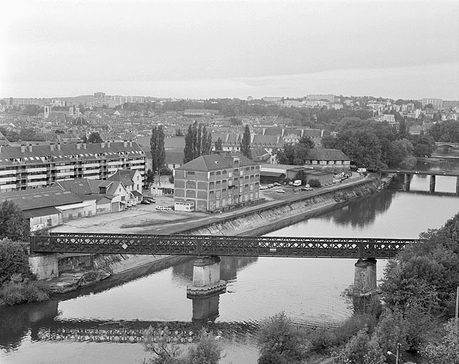 Vue d'ensemble plongeante depuis Bregille au sud-est (rive droite), 2003.