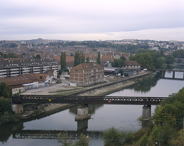 Vue d'ensemble plongeante depuis Bregille au sud-est (rive droite), 2003.