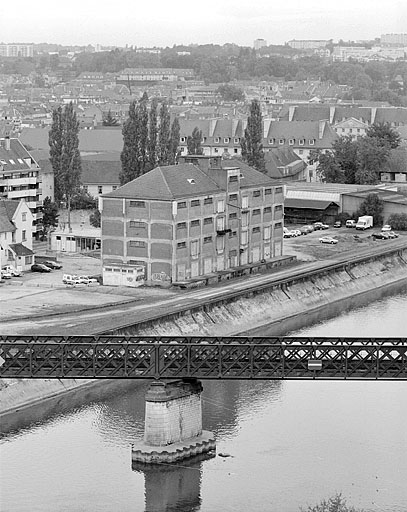 Port fluvial : vue d'ensemble plongeante depuis Bregille au sud-est (rive droite).