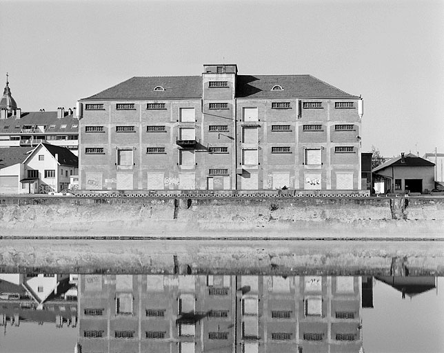 Entrepôt : façade postérieure (2003).